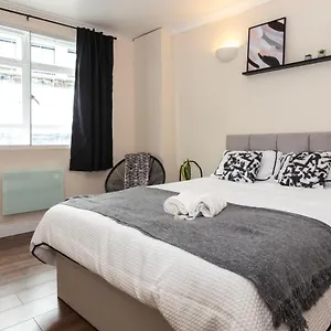 Cosy 30 Seconds To Aldgate East Station Londres